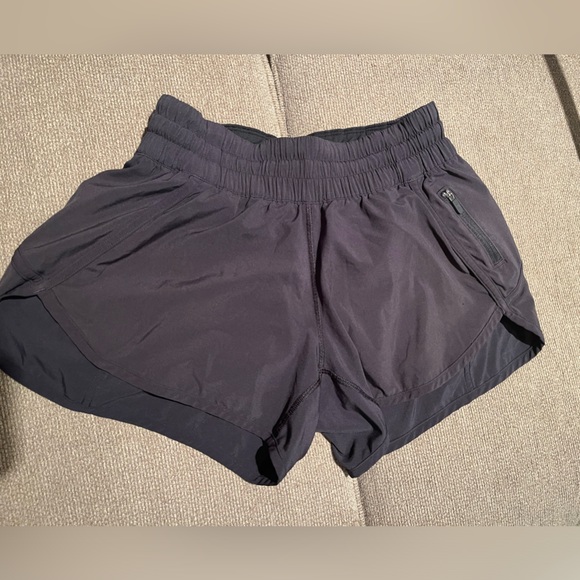 Lululemon black shorts size 6 - Picture 2 of 4